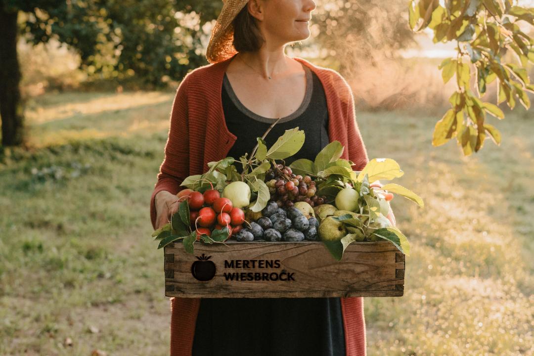 Lisa mit Obstkiste