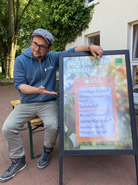 Enrico mit neuem Schild