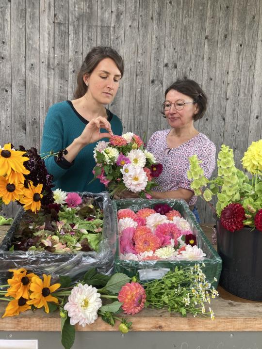 Hannah und Anne probieren Blüten