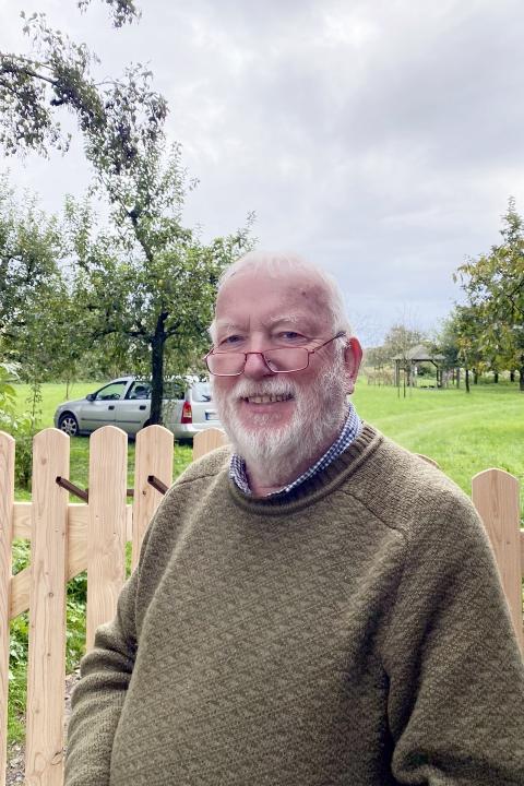 Josef vor Streuobstwiese