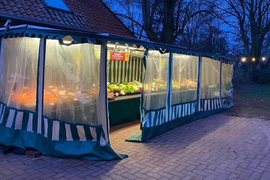 Marktstand vor Hofladen