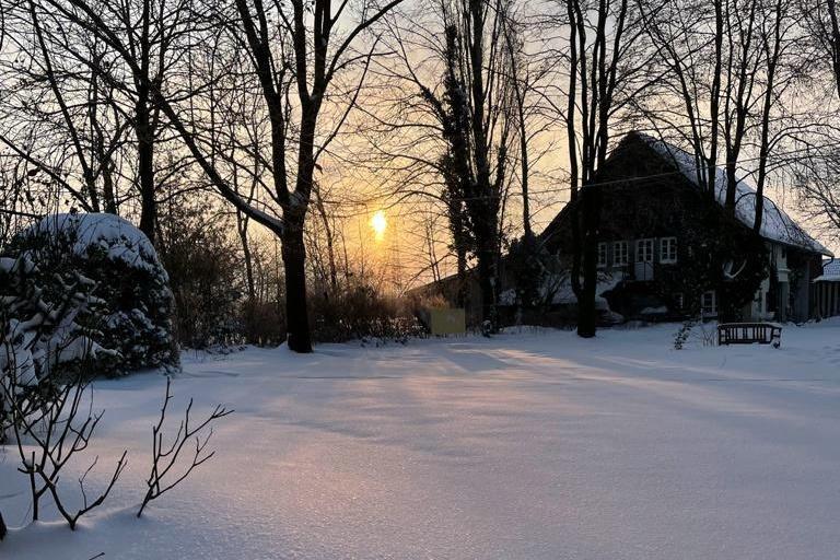 Hof versinkt im Schnee